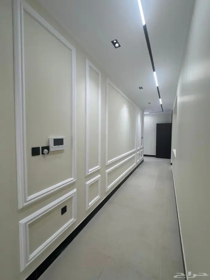 دور أرضي فاخر جديد بموقع مثالي للإيجار بتصميم أنيق استثنائ 21