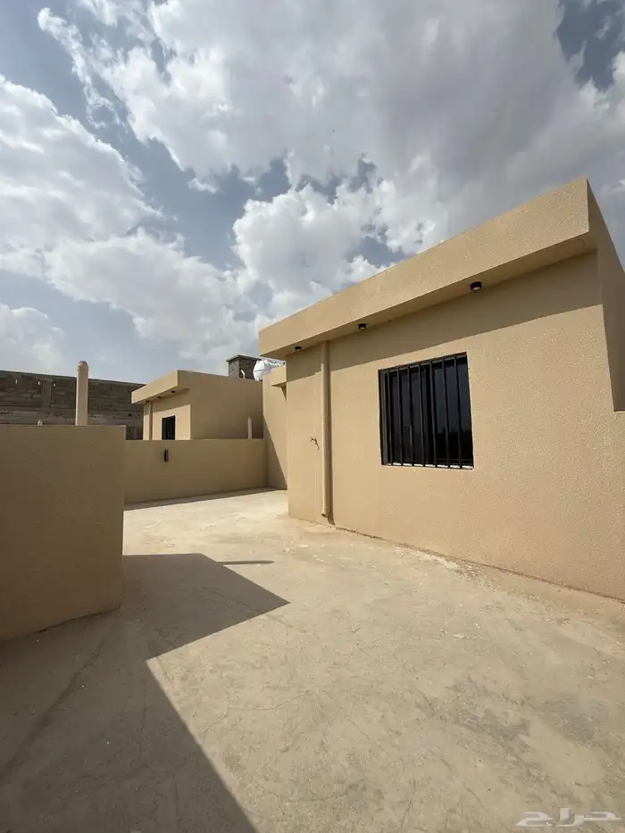 للبيع روف 9 غرف طريق أبها الخميس مقابل نادي ضمك بسعر 750الف 45