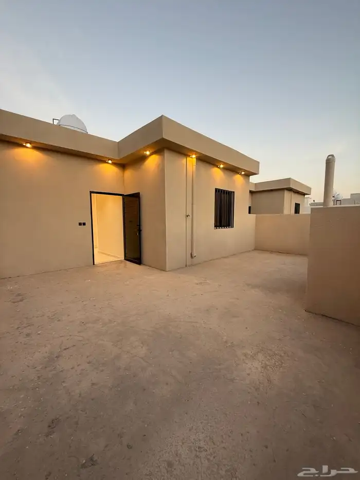 للبيع روف علوي بملحق وشقه ارضيه ببايكة سيارة مقابل نادي ضمك 45