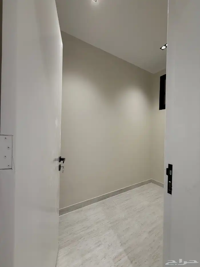 للبيع روف 9 غرف طريق أبها الخميس مقابل نادي ضمك بسعر 750الف 10