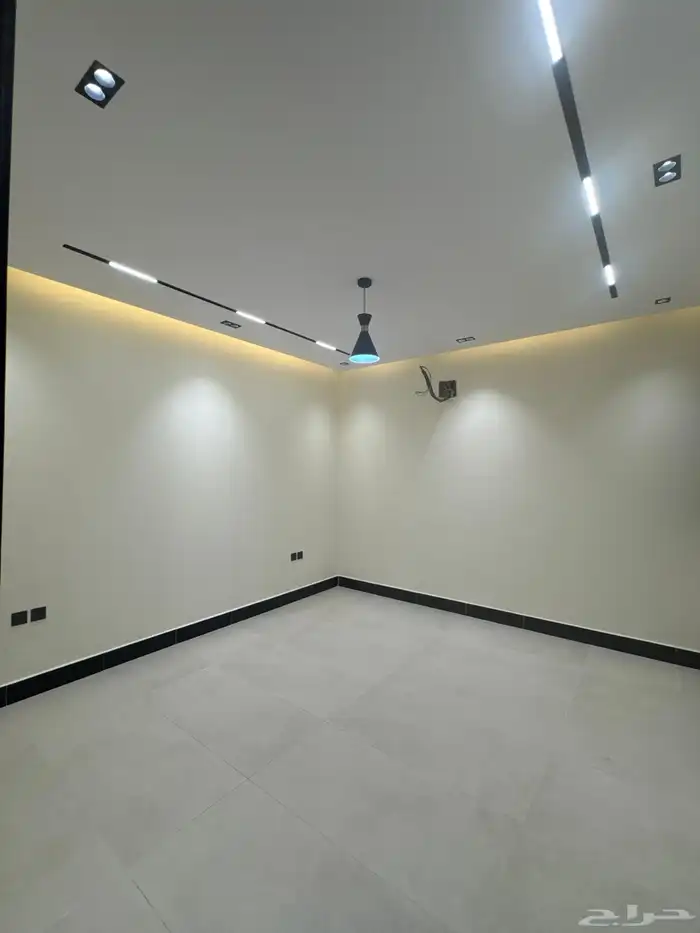 دور أرضي فاخر جديد بموقع مثالي للإيجار بتصميم أنيق استثنائ 22