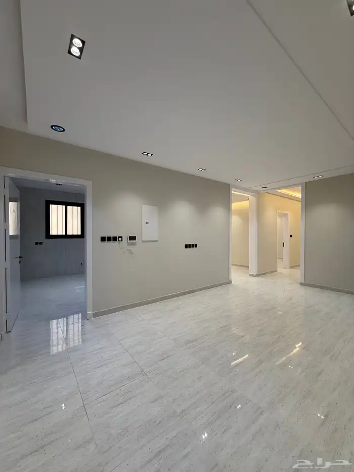 للبيع روف 9 غرف طريق أبها الخميس مقابل نادي ضمك بسعر 750الف 12