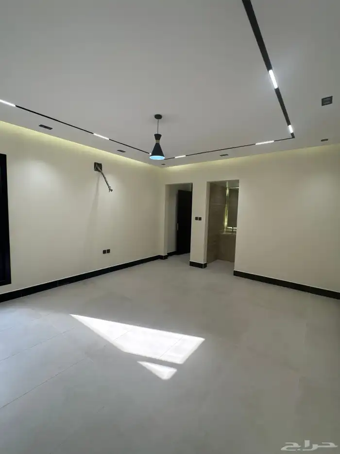 دور أرضي فاخر جديد بموقع مثالي للإيجار بتصميم أنيق استثنائ 29