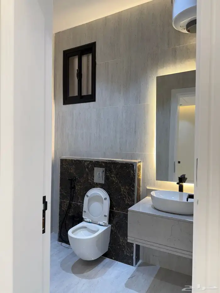 للبيع روف 9 غرف طريق أبها الخميس مقابل نادي ضمك بسعر 750الف 24