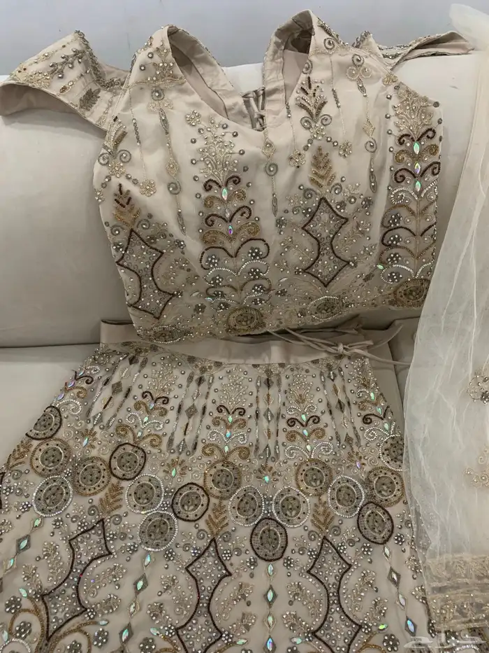 فستانين واحد ميل وشال والثاني ثوب عادي مع شال 1