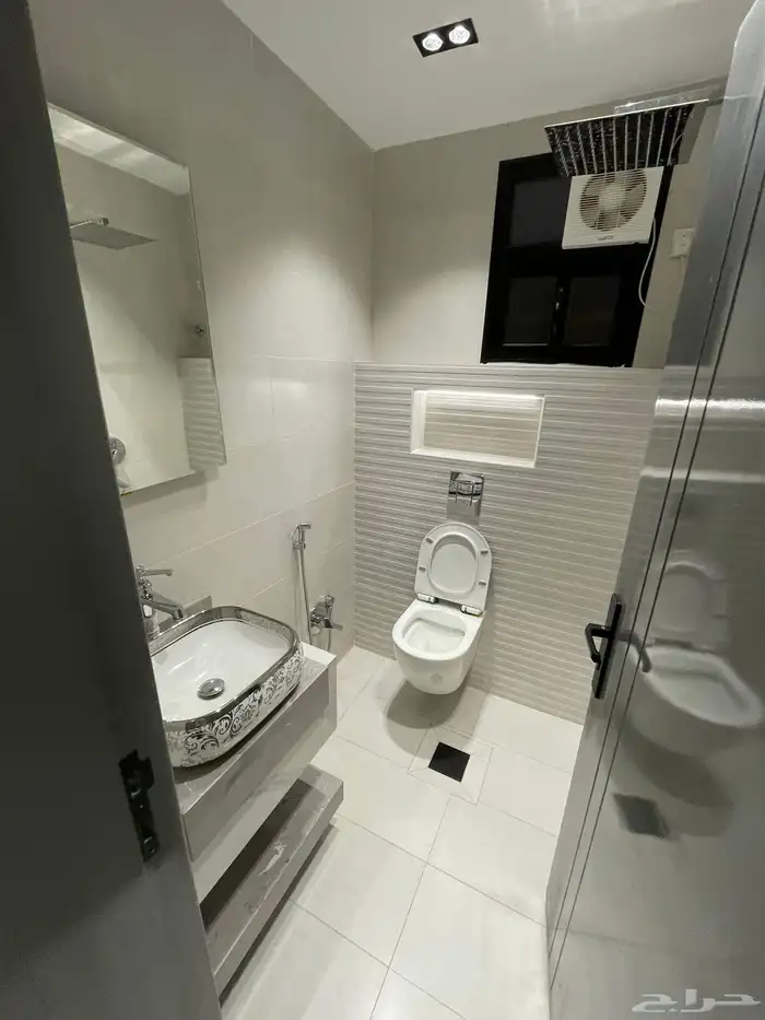 شقق ارضيه وعلويه تشطيب ممتاز واصل ج الخدمات بحي المعارض 33