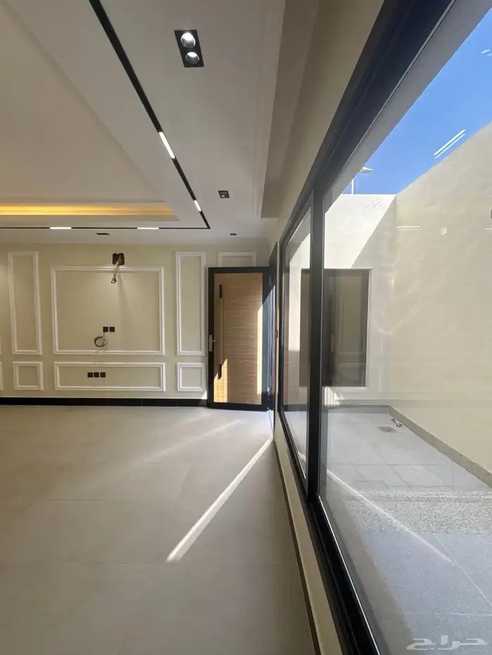 دور أرضي فاخر جديد بموقع مثالي للإيجار بتصميم أنيق استثنائ 26