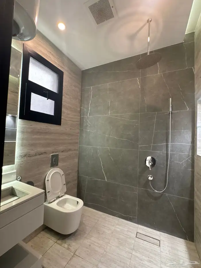 دور أرضي فاخر جديد بموقع مثالي للإيجار بتصميم أنيق استثنائ 20