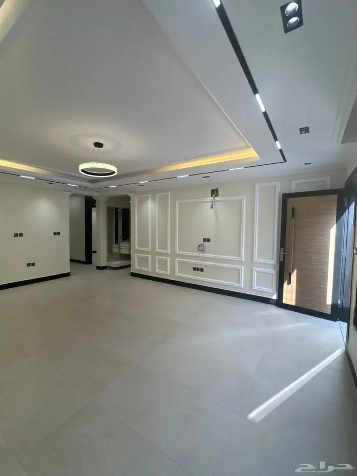 دور أرضي فاخر جديد بموقع مثالي للإيجار بتصميم أنيق استثنائ 25