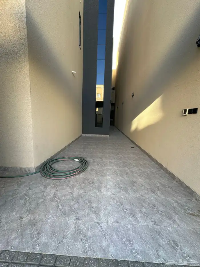 للبيع شقة دور ارضي بموقع مميز مكتمل الخدمات خلف الالماني 1