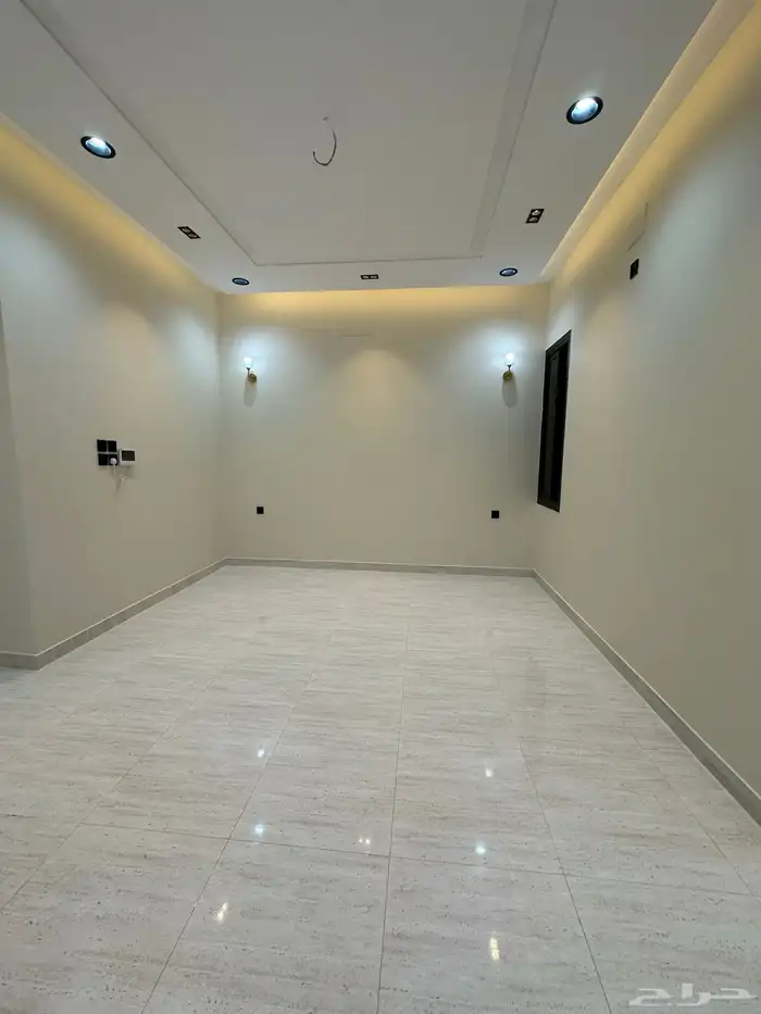 للبيع شقة دور ارضي بموقع مميز مكتمل الخدمات خلف الالماني 8