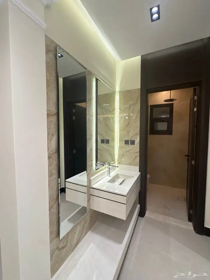 دور أرضي فاخر جديد بموقع مثالي للإيجار بتصميم أنيق استثنائ 28