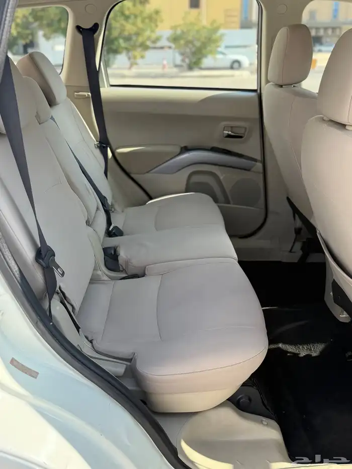 ميتسوبيشي اوتلاندر 2011 نضيف أربعه سلندر 22