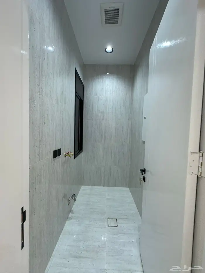 للبيع شقة دور ارضي بموقع مميز مكتمل الخدمات خلف الالماني 7