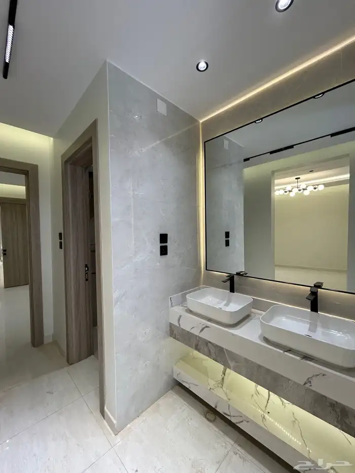 للبيع شقة ارضية و روف علوي بملحق تشطيبVIP احد رفيدة-النهضة 3