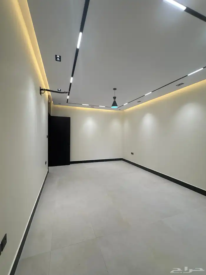 دور أرضي فاخر جديد بموقع مثالي للإيجار بتصميم أنيق استثنائ 23