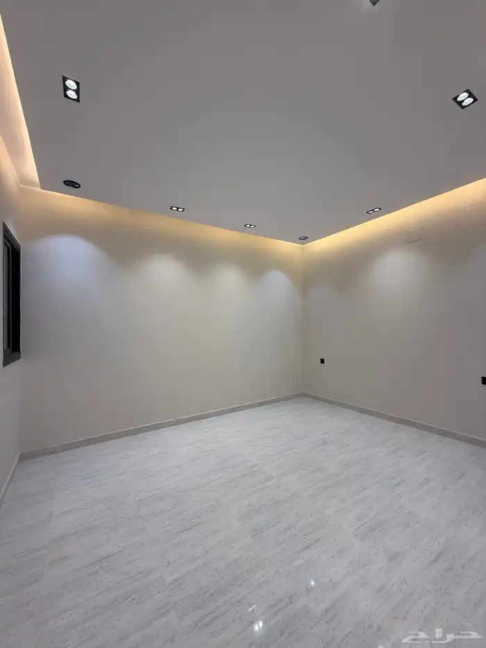 للبيع روف 9 غرف طريق أبها الخميس مقابل نادي ضمك بسعر 750الف 23