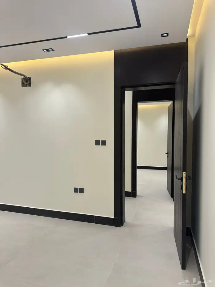 دور أرضي فاخر جديد بموقع مثالي للإيجار بتصميم أنيق استثنائ 17