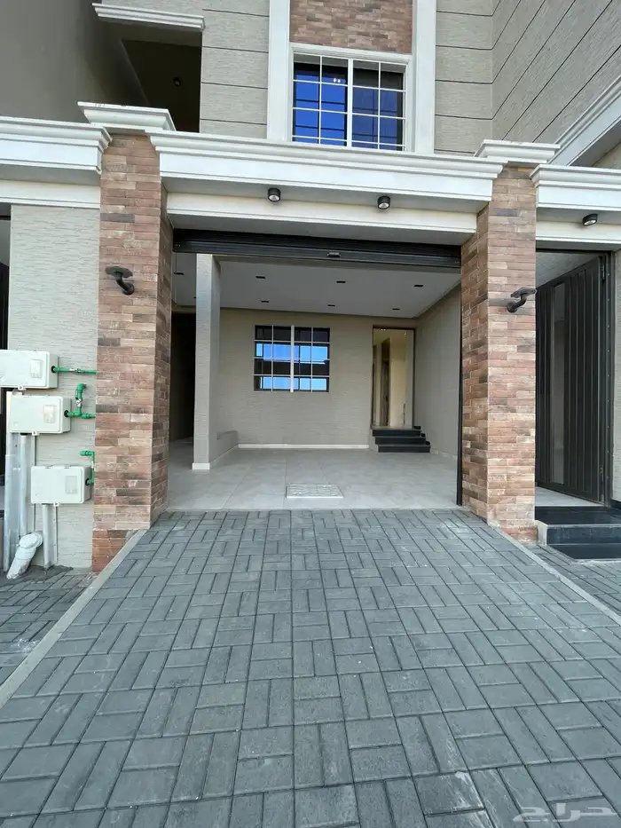 شقق ارضيه وعلويه تشطيب ممتاز واصل ج الخدمات بحي المعارض 1