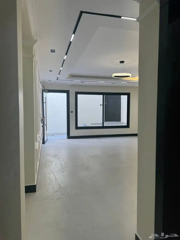 دور أرضي فاخر جديد بموقع مثالي للإيجار بتصميم أنيق استثنائ 16