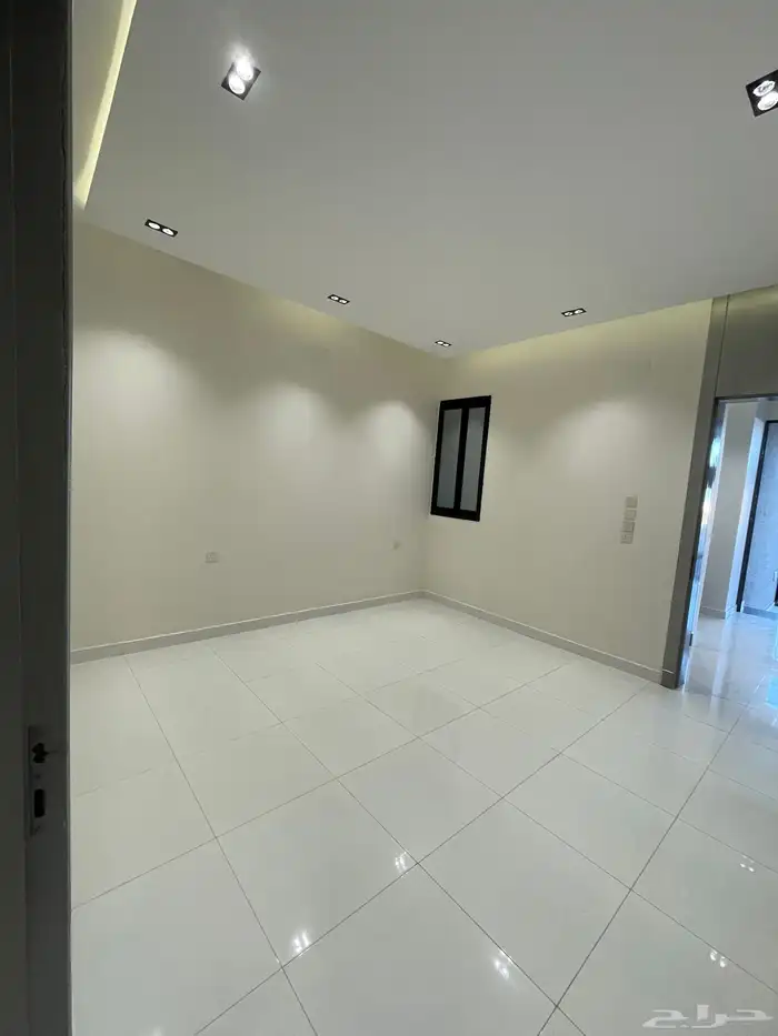 شقق ارضيه وعلويه تشطيب ممتاز واصل ج الخدمات بحي المعارض 7