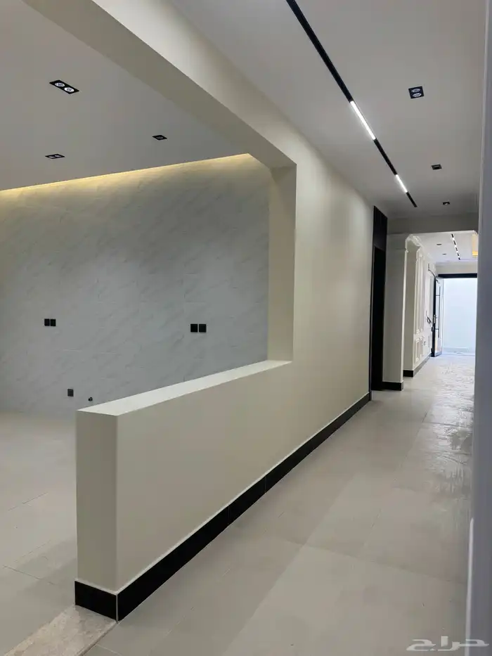 دور أرضي فاخر جديد بموقع مثالي للإيجار بتصميم أنيق استثنائ 14