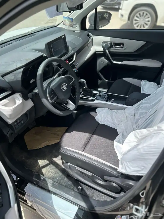 تويوتا  فيلوز GLXبنزين فل كامل 2025 اسود 72250 شامل الضريبة 4