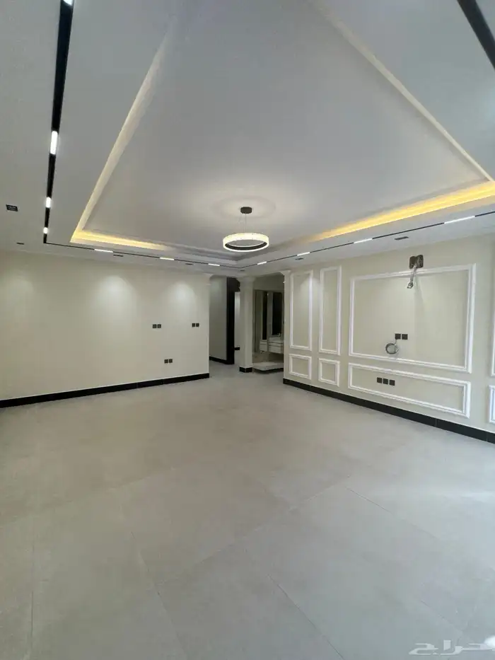 دور أرضي فاخر جديد بموقع مثالي للإيجار بتصميم أنيق استثنائ 0