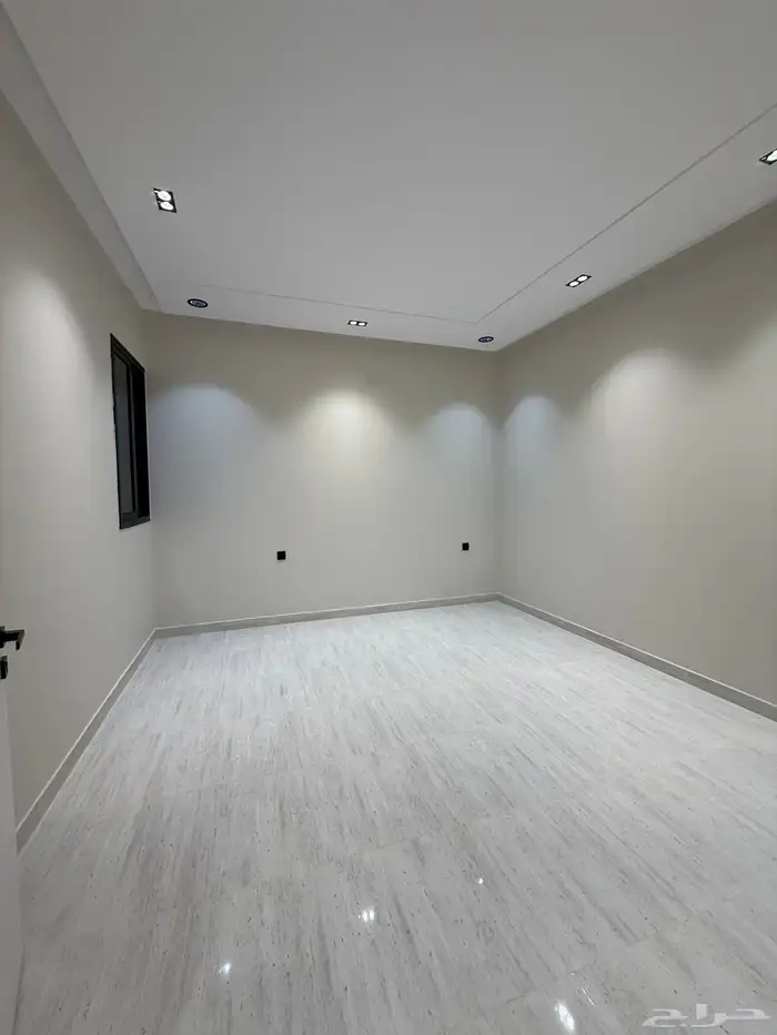 للبيع روف علوي بملحق وشقه ارضيه ببايكة سيارة مقابل نادي ضمك 35