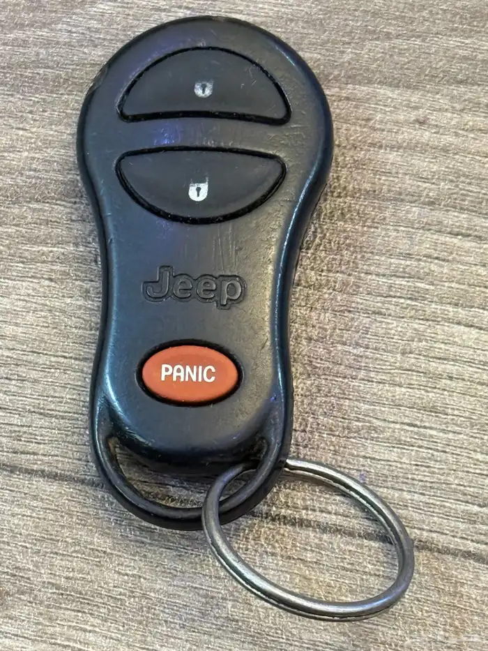 قاعدة بطاريه جيب شروكي وريموت اصلي وكاله 1