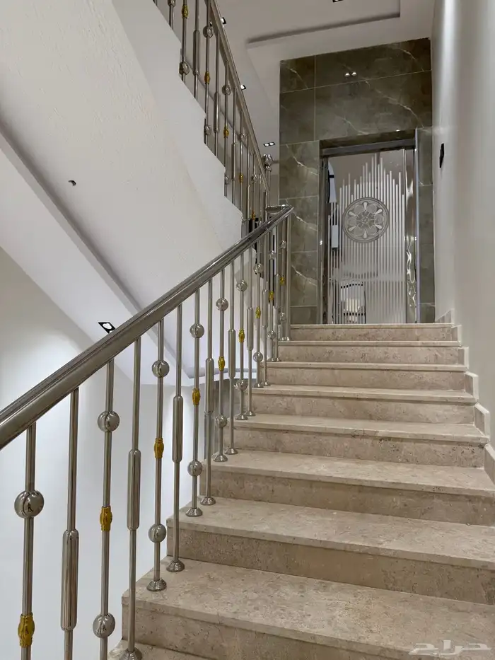 للبيع روف 9 غرف طريق أبها الخميس مقابل نادي ضمك بسعر 750الف 4