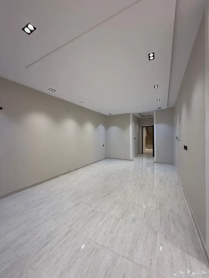 للبيع روف 9 غرف طريق أبها الخميس مقابل نادي ضمك بسعر 750الف 19