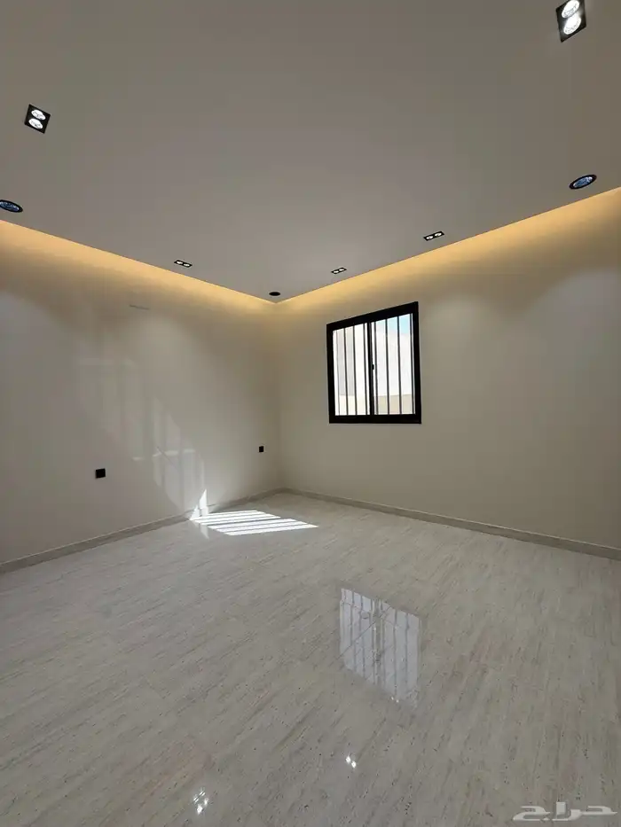 للبيع روف 9 غرف طريق أبها الخميس مقابل نادي ضمك بسعر 750الف 36