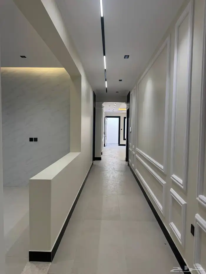 دور أرضي فاخر جديد بموقع مثالي للإيجار بتصميم أنيق استثنائ 13