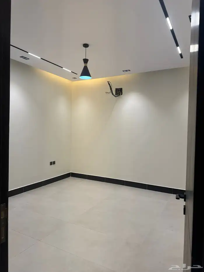 دور أرضي فاخر جديد بموقع مثالي للإيجار بتصميم أنيق استثنائ 19