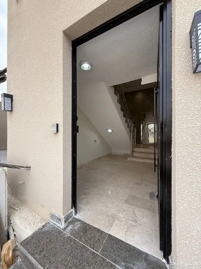 للبيع روف 9 غرف طريق أبها الخميس مقابل نادي ضمك بسعر 750الف 2