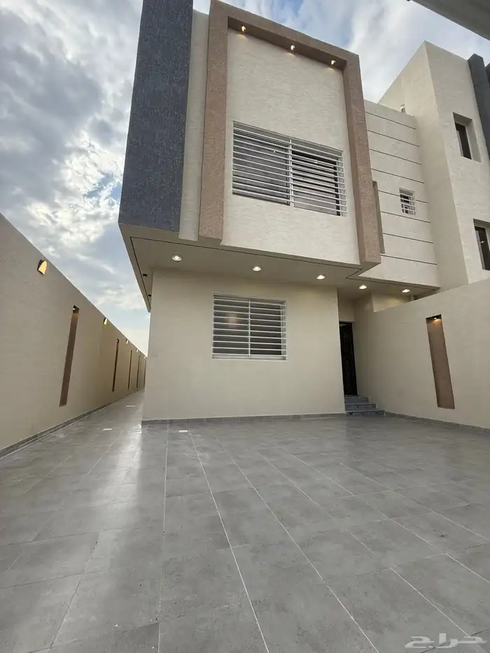 تملك دور ارضي بحوش وسيع حي الزهور المحاله ابها 580الف 3