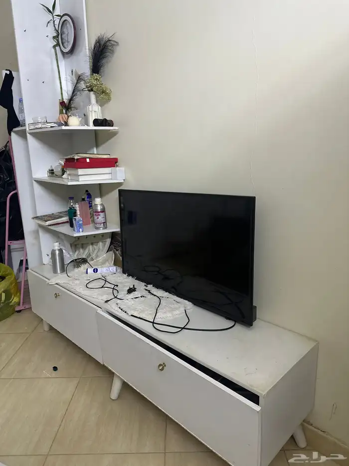 طاوله مع رفوف 0