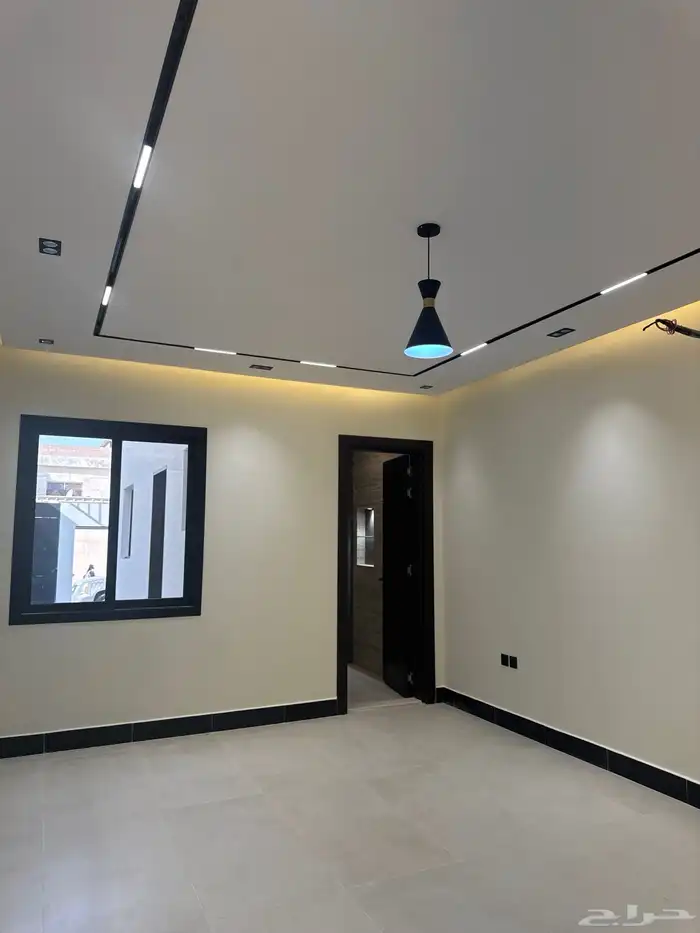 دور أرضي فاخر جديد بموقع مثالي للإيجار بتصميم أنيق استثنائ 18