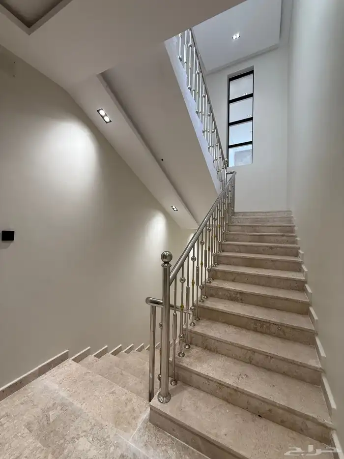 للبيع روف 9 غرف طريق أبها الخميس مقابل نادي ضمك بسعر 750الف 29