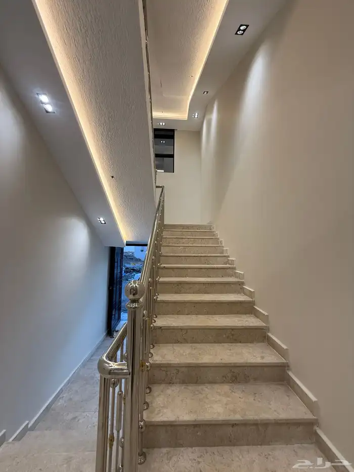 للبيع روف علوي بملحق وشقه ارضيه ببايكة سيارة مقابل نادي ضمك 23