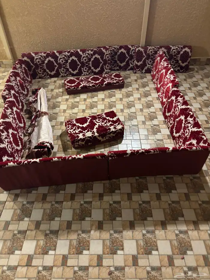 تكيات ملحق عدد 9 قطع مع ستارة استخدام سنة ونظافتها جيدة 0