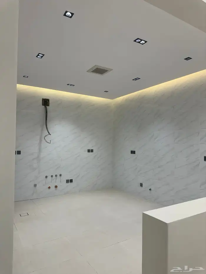 دور أرضي فاخر جديد بموقع مثالي للإيجار بتصميم أنيق استثنائ 15