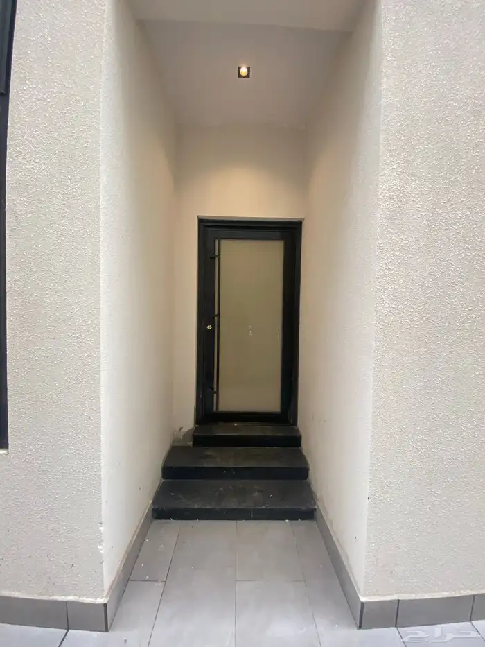 اللابيع شقه ارضيه حوش وكراج في حي الندى جديده 4