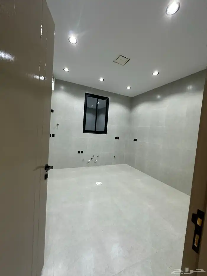 للبيع روفات وسيعة تبدا من 650 الف بالخميس 8