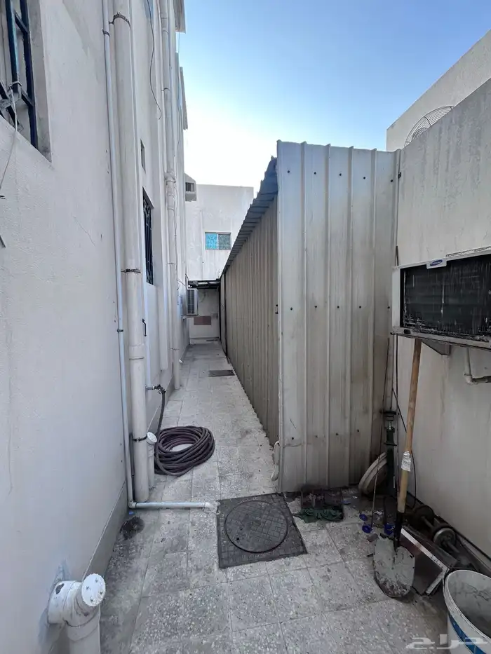 مستودع للإيجار حي النعيم شارع الثلاثين 0