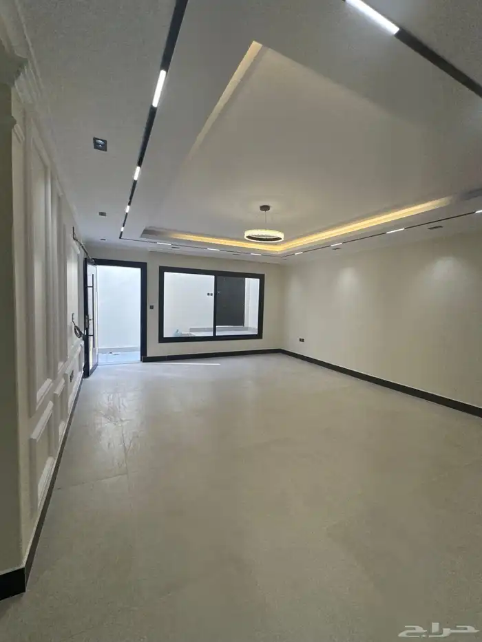 دور أرضي فاخر جديد بموقع مثالي للإيجار بتصميم أنيق استثنائ 24