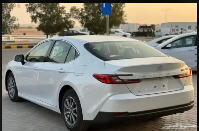 كامري 2025 E استاندرد مطور بنزين لون ابيض 4