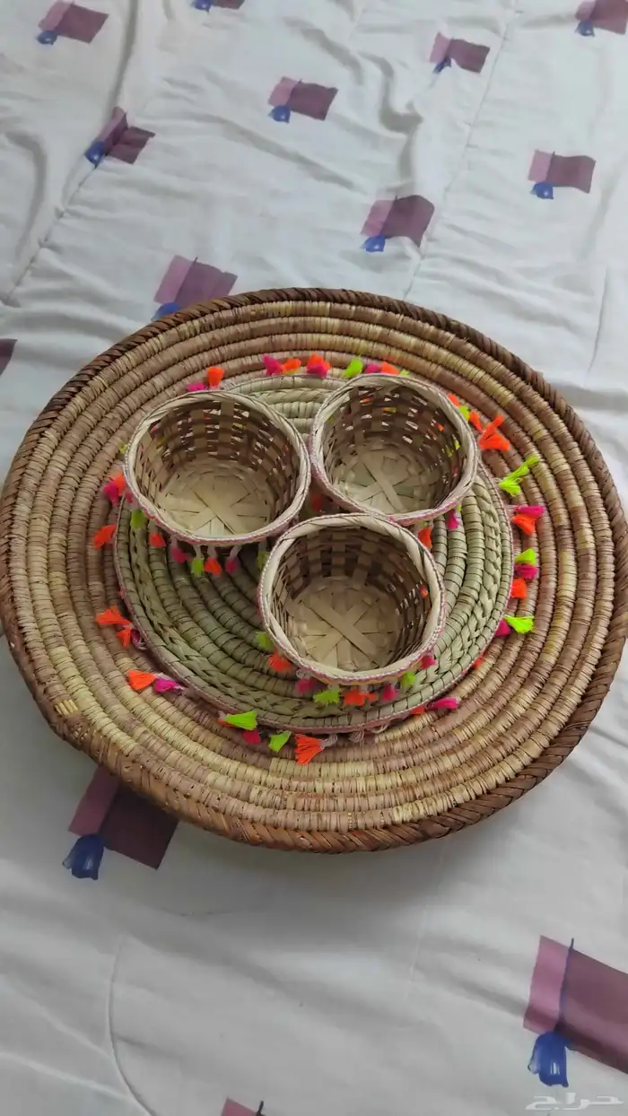 صينية دائرية كبيرة  وصينية أصغر بداخلها  وثلاث سلال صغيرة 0