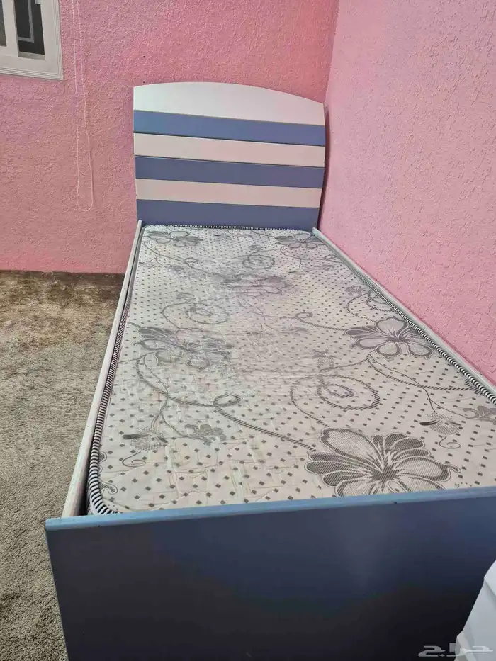 للبيع سرير حق شخص واحد مستعمل على السوم 0